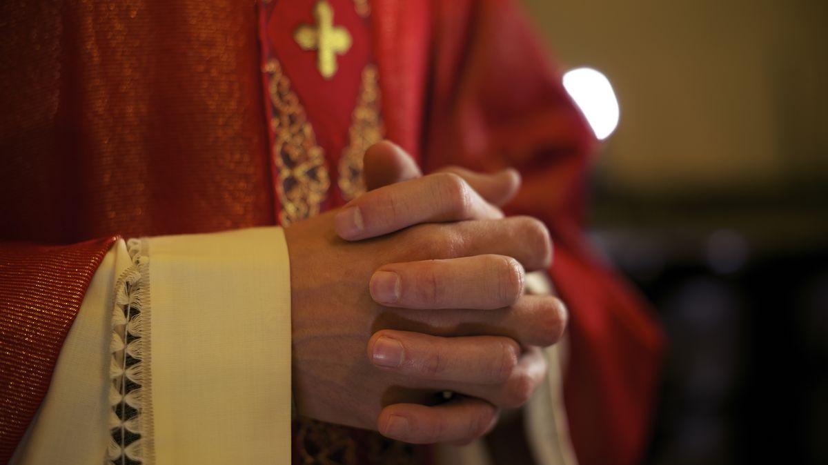 Kněz na Plzeňsku se dotýkal nezletilých chlapců u intimních partií, přiznala církev